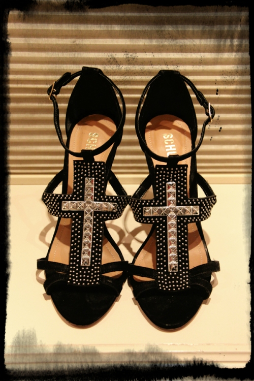 FashionCoolture - Schutz sandália cruz tachinhas crucifixo black comprinhas best buy